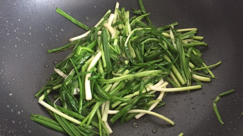 红烧肉㸆葱,锅里重新放入10克油,煸炒葱段。