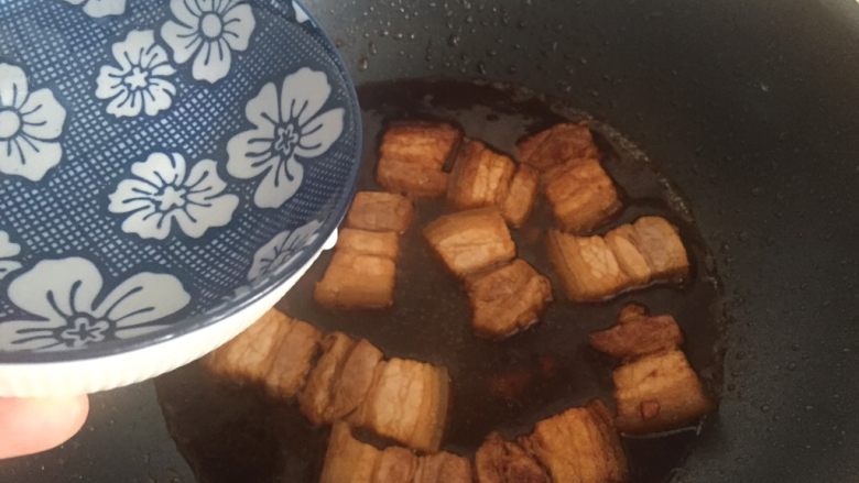 红烧肉㸆葱,倒入一碗半水,盖过肉块。