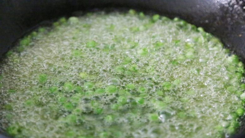 蒜香青豆,炸到青豆表面变色,脱水变脆即可捞起沥油。