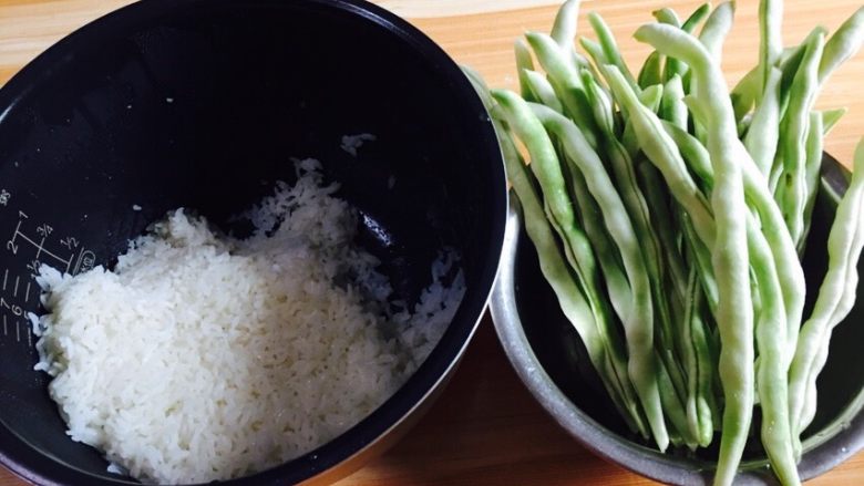 葱油豆角焖饭,白米饭3碗，白豆角2把