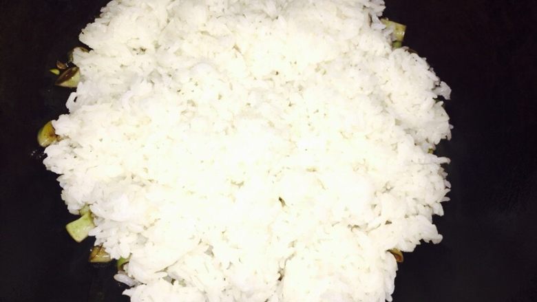 葱油豆角焖饭,放入打散的白米饭,盖盖继续小火焖煮五分钟后,将豆角和米饭搅拌均匀、关火焖三分钟!葱油豆角焖饭就可以出锅享用啦!