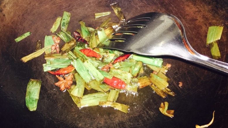 葱油豆角焖饭,炒制葱叶焦黄,关火将所有食材捞出只剩下葱油