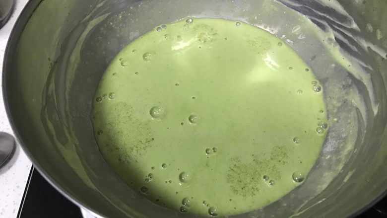 抹茶冰激凌夹心曲奇,小火加热拌匀后关火,加入泡软的吉利丁片,搅拌至完全融化
