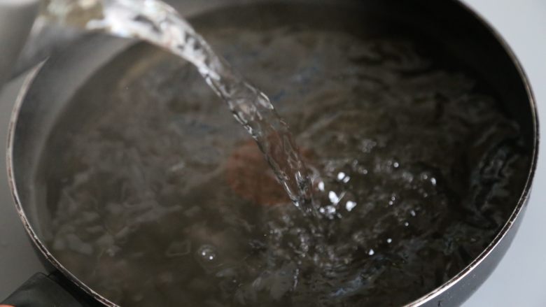 轻乳酪蛋糕,拿一个平底锅,放入适量的温水。