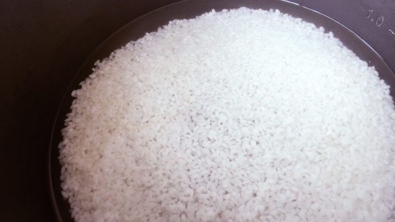 金毛肉松卷,把米放进电饭锅,按照米:水为1:1的比例倒进纯净水。或者用食指放在水平面,只要水超出食指的第一个关节就可以。