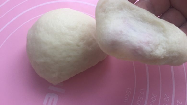 可可蛋黄酥,油皮用搓衣法稍稍搓几分钟,有厚膜即可。