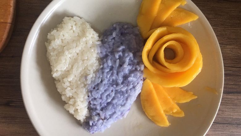 泰式芒果糯米饭【coconut sticky rice with mango】,放入盘子内整形