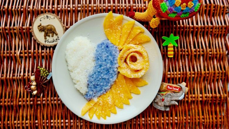 泰式芒果糯米饭【coconut sticky rice with mango】,白色代表纯洁的沙子 蓝色代表海洋 黄色代表热带的太阳 一边吃一边感受热带风情