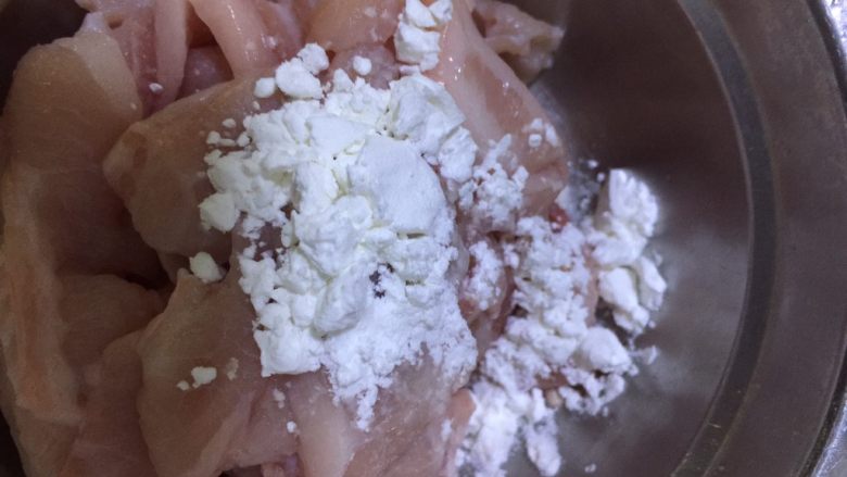 黑椒猪面肉炒乌冬,猪面肉我买的超市里已切好的
洗干净沥干水,加10g生粉