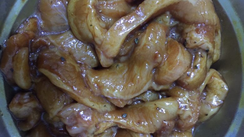 黑椒猪面肉炒乌冬,搅拌均匀,腌制30分钟