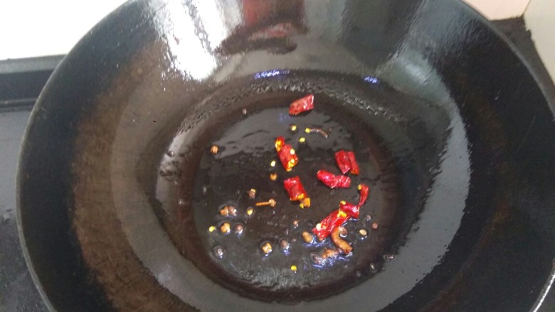 干煸豆角,锅里油倒出,剩少许底油,爆香花椒,辣椒