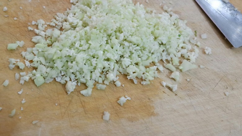 缤纷无米蛋炒饭,然后把“米”切好。没错,没什么悬念,就是白菜花替代了大米。