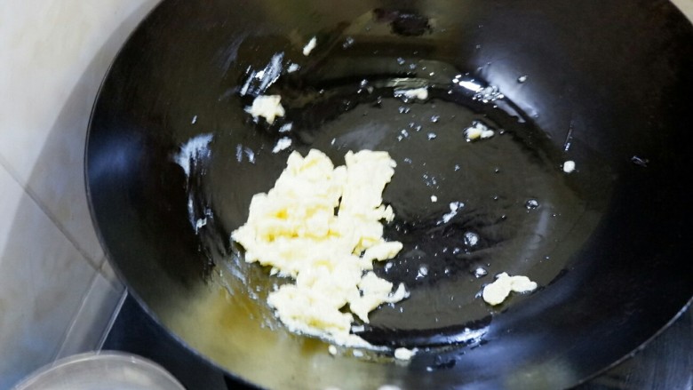 缤纷无米蛋炒饭,快速拨散,滑熟,甚至可以八分熟出锅。以保证鸡蛋滑嫩。