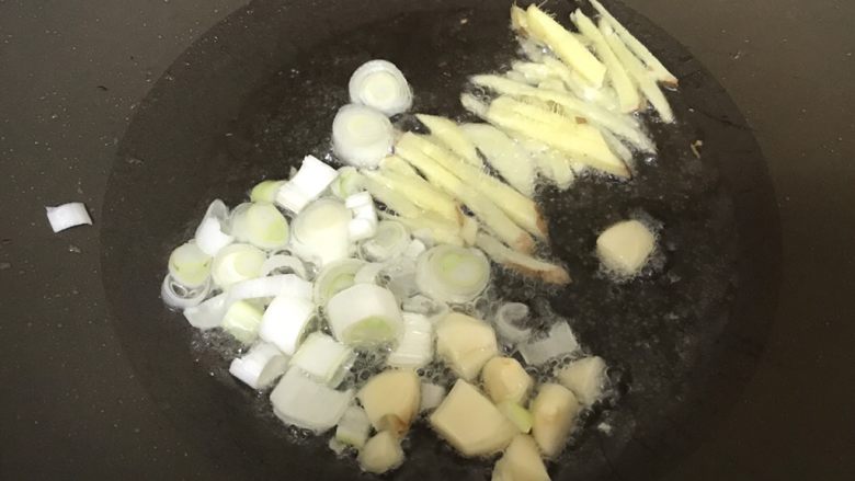 超下饭的油爆花蛤,锅内加少许油,依次放入姜丝、蒜块、大葱圈,爆香