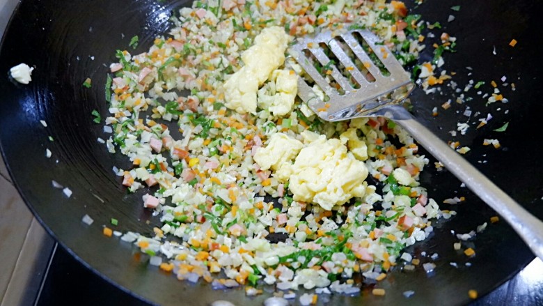 缤纷无米蛋炒饭,然后放去鸡蛋,翻几下炒匀即可