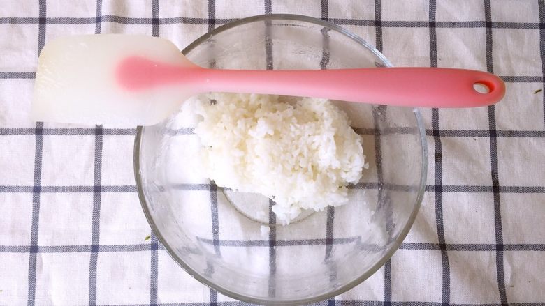 金毛肉松卷,用切拌的手法拌匀,保证米饭粒粒饱满,不会破碎(搅拌易使米饭碎掉)