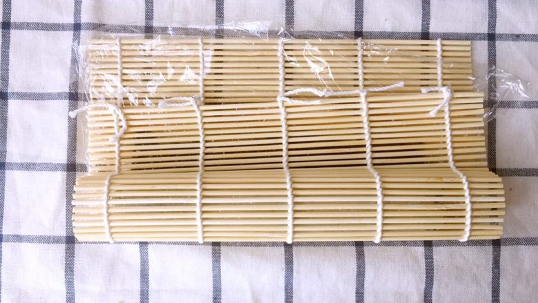金毛肉松卷,帘子向前卷起,注意不要把保鲜膜卷进去了