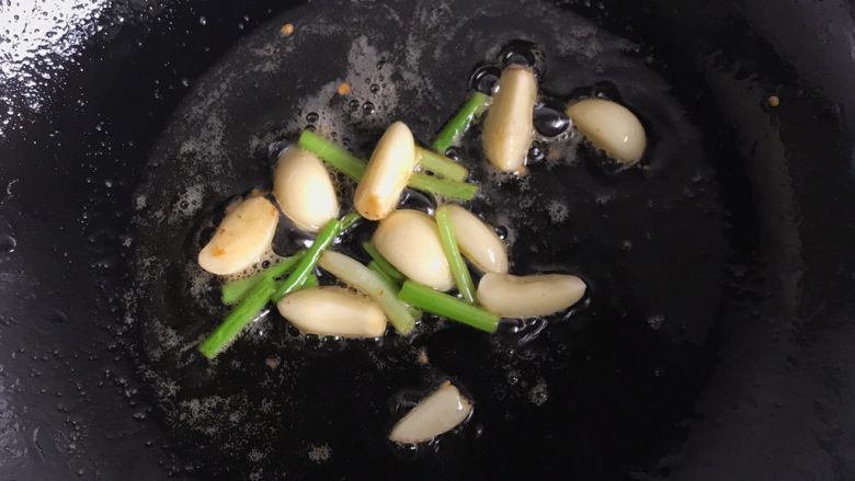 香辣虾,用锅里的底油,把蒜瓣和葱段爆香
