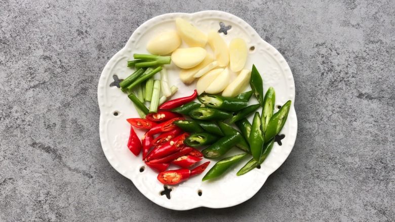 香辣虾,青红椒斜切、葱切段,蒜瓣一分为二