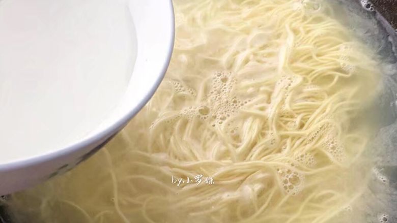 全面详解麻辣干拌面,锅中烧水,添加一点盐、水开后放面条,用筷子慢慢打散面条,煮几分钟看到面条表明透明,添加一小碗凉水继续煮至水开就可以了。ps:水里添加盐和凉水使得面更筋道!