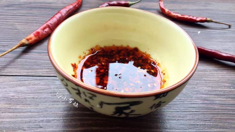 全面详解麻辣干拌面,准备一个小碗,以调制一碗面量(酱油2茶匙、醋1茶匙、辣椒油1茶匙、鸡精1/3茶匙、芝麻油1茶匙、盐少量、(可以按照个人喜好,放入猪油一勺)。