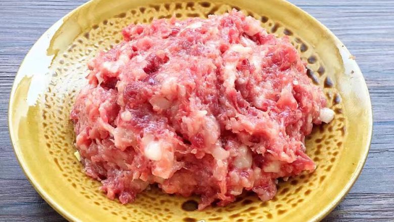 全面详解麻辣干拌面,炒一锅好的肉臊子是一碗面的灵魂。做肉臊,我选择<a style='color:red;display:inline-block;' href='/shicai/ 428'>五花肉</a>,<a style='color:red;display:inline-block;' href='/shicai/ 428'>五花肉</a>肥瘦适中,做好的肉臊不会柴。猪肉先切小块,再用刀剁成肉糜。剁肉是个痛苦的过程,虽然很累,我还是愿意这样干,绞肉机打出来的肉,口感不比手工的。