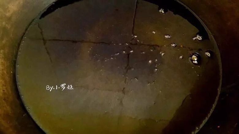 全面详解麻辣干拌面,锅内烧油,一直烧到冒清烟持续30秒就可以关火,让油冷却一会。