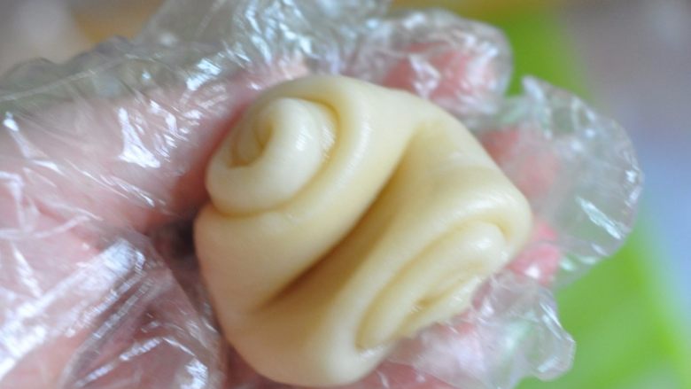 香芋蛋黄酥,取一个面条,从中间压下,将头尾压进去滚圆。