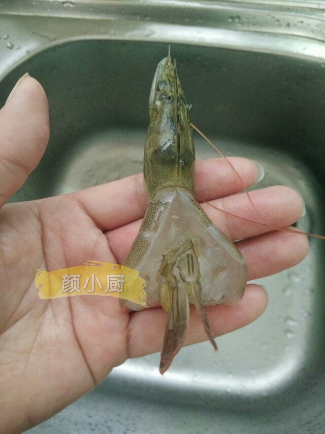 蝴蝶虾,虾尾从肚子穿虾背过来轻轻一拉，就好像打了一个节，