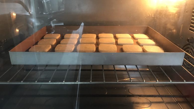 抹茶冰激凌夹心曲奇,预热烤箱150度上下火5分钟。放入烤盘烘烤,150度上下火烘烤40分钟左右,时间和温度自己根据烤箱进行调整。