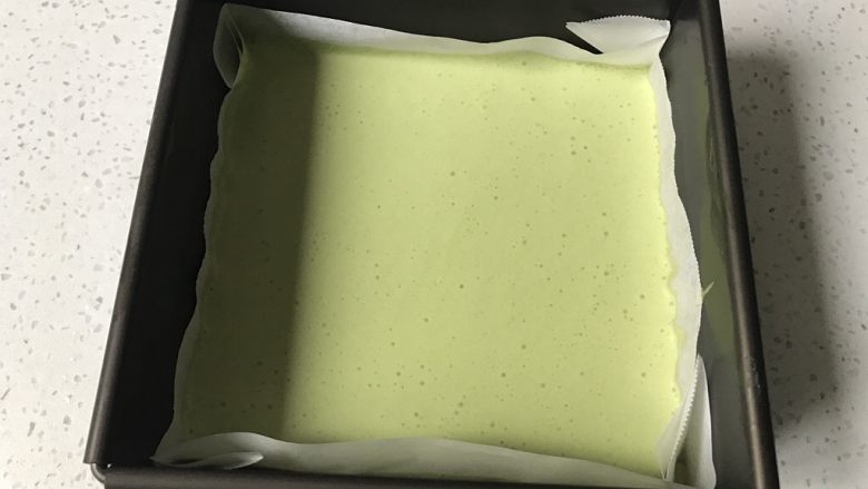 抹茶冰激凌夹心曲奇,此时将抹茶冰激淋慕斯放入冰箱冷冻10分钟后取出,