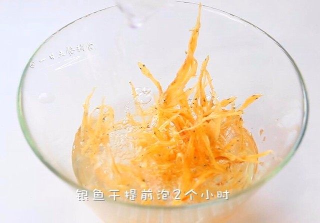 银鱼山药羹,银鱼干提前泡2个小时。如果是比较咸的银鱼,还要多泡2小时。