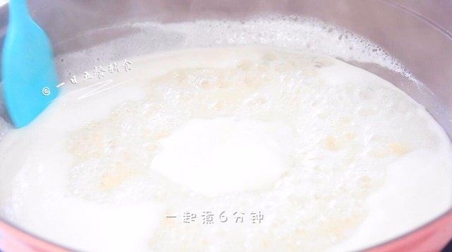 银鱼山药羹,放入银鱼,中火煮6分钟。会看到有不少沫沫,介意的可以撇掉。
