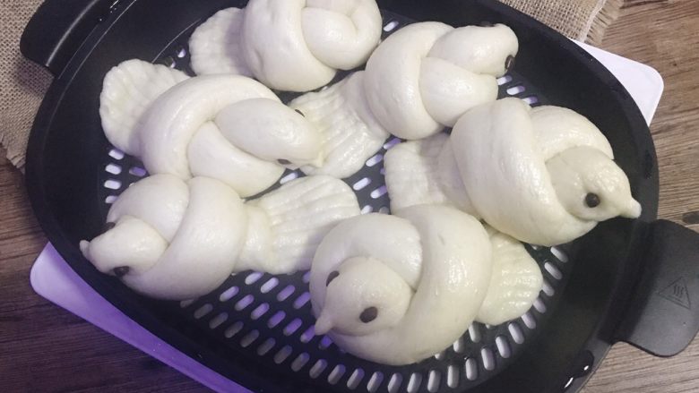 小白鸽馒头,搅拌杯内放入300毫升水,设置时间15分钟,温度105度,按开始。结束后焖2,3分钟再开锅。