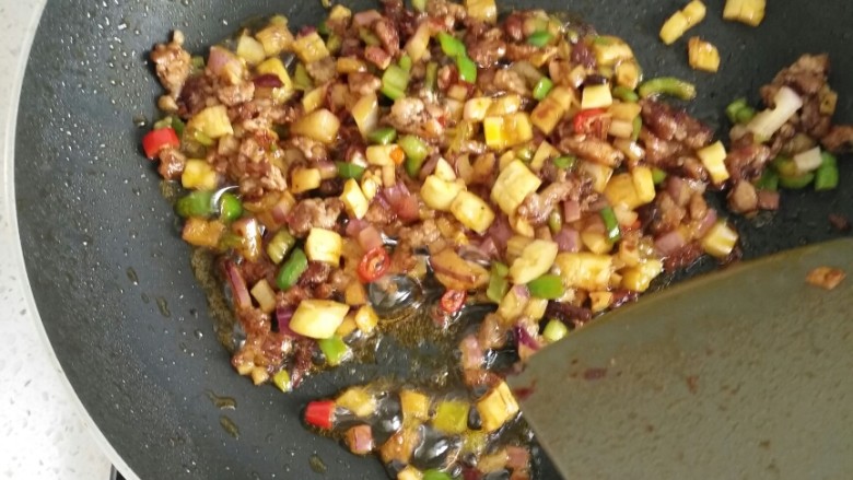 DIY肉酱拌面,热水里把挂面煮好了,捞起来过一遍冷水,放盘子里,顺便把白菜叶也煮一下捞起来。然后炒锅放油,热了以后先炒肉沫,肉变色以后拨到一边,放一勺豆瓣酱炒出红油,再放<a style='color:red;display:inline-block;' href='/shicai/ 29'>洋葱</a>丁、<a style='color:red;display:inline-block;' href='/shicai/ 61'>青椒</a>丁、笋丁和葱白炒香。再加点水煮开,尝一下如果盐味不够加点盐,最后撒上葱花,搅一下就可以出锅了。