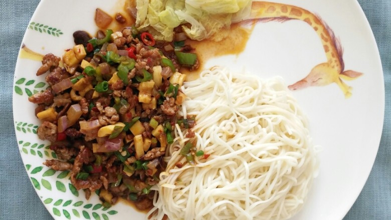 DIY肉酱拌面,摆盘。