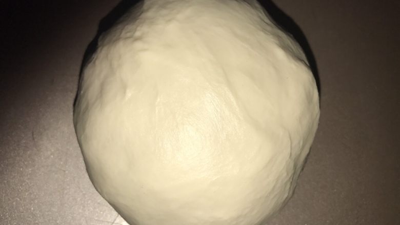 牛奶哈斯,滚圆后在28度左右的室温进行基础发酵,发酵时盖保鲜膜。