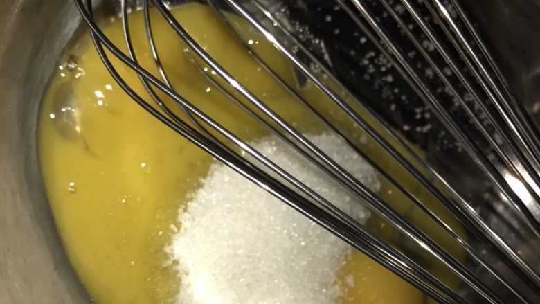 巧克力卡士达面包,首先制作巧克力卡士达酱。
2个蛋黄加30克细砂糖,搅拌至蛋黄发白,糖基本融化