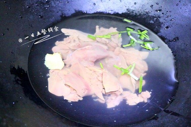 鸡肝藕饼,鸡肝去除白色筋膜,凉水下锅煮,加入一点<a style='color:red;display:inline-block;' href='/shicai/ 3250'>葱</a>姜。