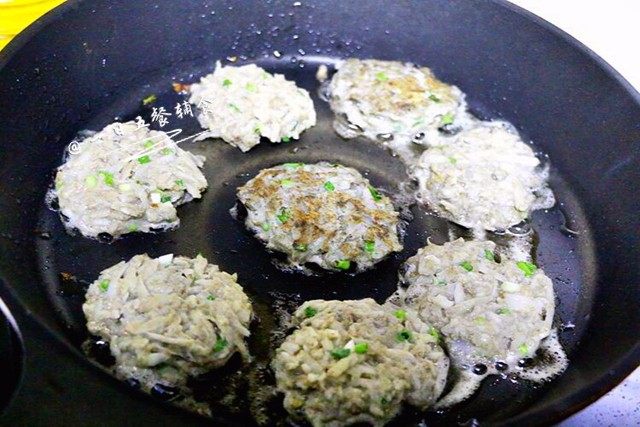 鸡肝藕饼,热油热锅,搓一个球放锅里,用铲子按扁,小火煎。