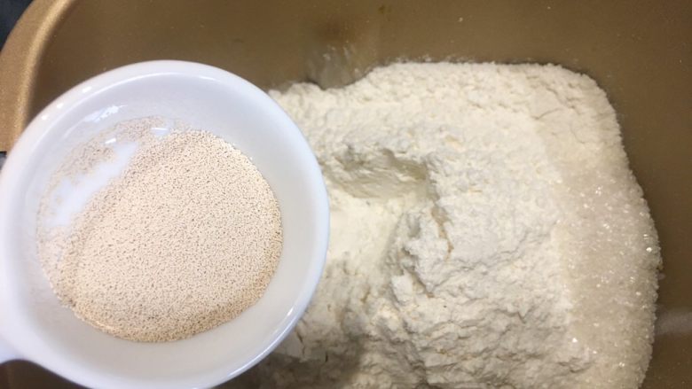 蔓越莓南瓜发糕,中间挖一个小洞放入耐高糖酵母,用面粉盖住。按揉面模式揉十分钟