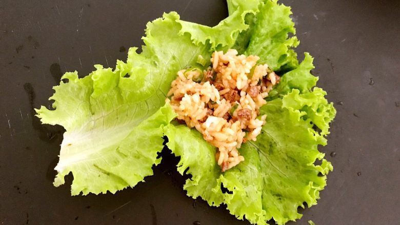 生菜饭包,取一片叶生菜,在叶子上加入一勺拌好的米饭