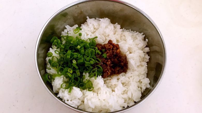 生菜饭包,加入适量肉酱,香葱末拌匀