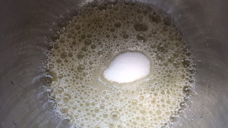 玉枕蛋糕,细砂糖分三次加入蛋白中,蛋白用电动打蛋器打一下有大鱼眼泡状,加入第一次细砂糖打发。