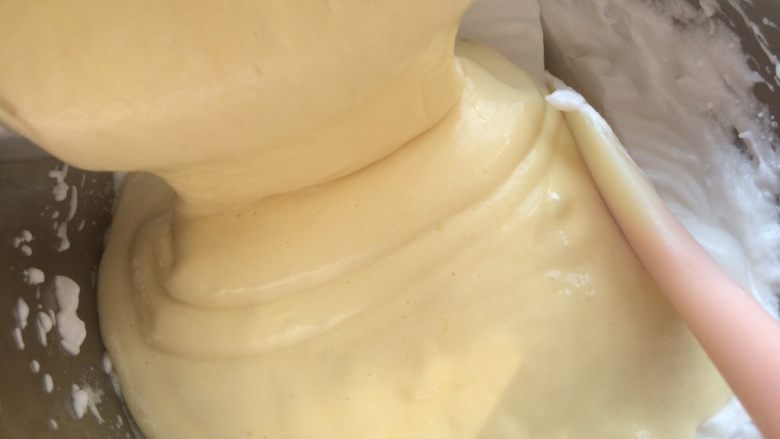玉枕蛋糕,再把面糊倒入剩余的蛋白霜中,用切拌的手法或上下搅拌的手法混合均匀即可。