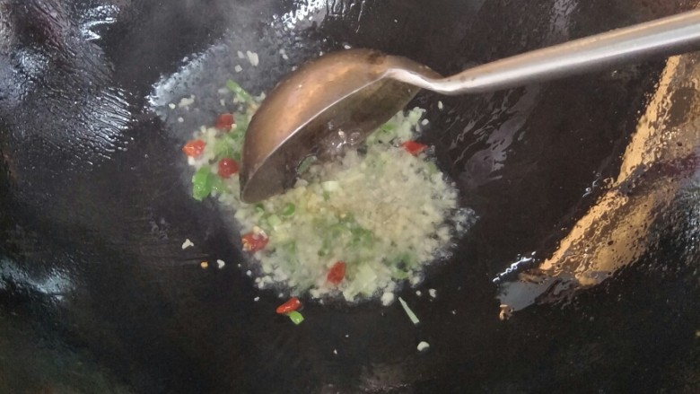 酱爆肉丁,锅入油将姜,蒜,干辣椒炒香
