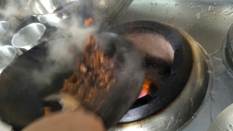 酱爆肉丁,放入胡玉美蚕豆酱和肉胡萝卜干,酱油干盐,味精,糖,酱油(少量)翻炒