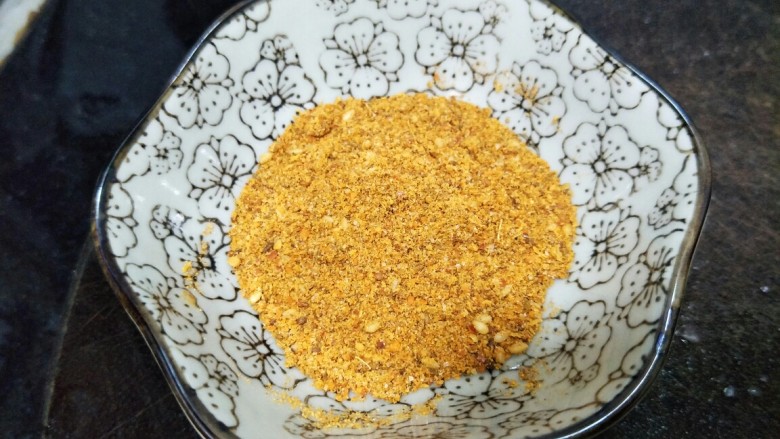酥香炸鸡翅,准备适量的烤肉粉(可用沙姜粉代替,也很好吃哦♡)