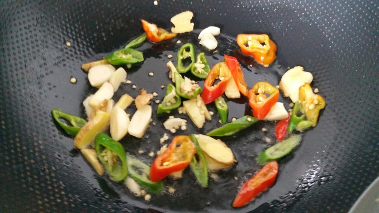 香辣海圣子,锅里放油,爆香生姜 大蒜 辣椒