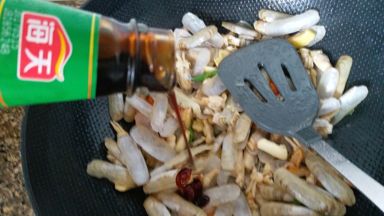 香辣海圣子,,倒耗油进去翻炒